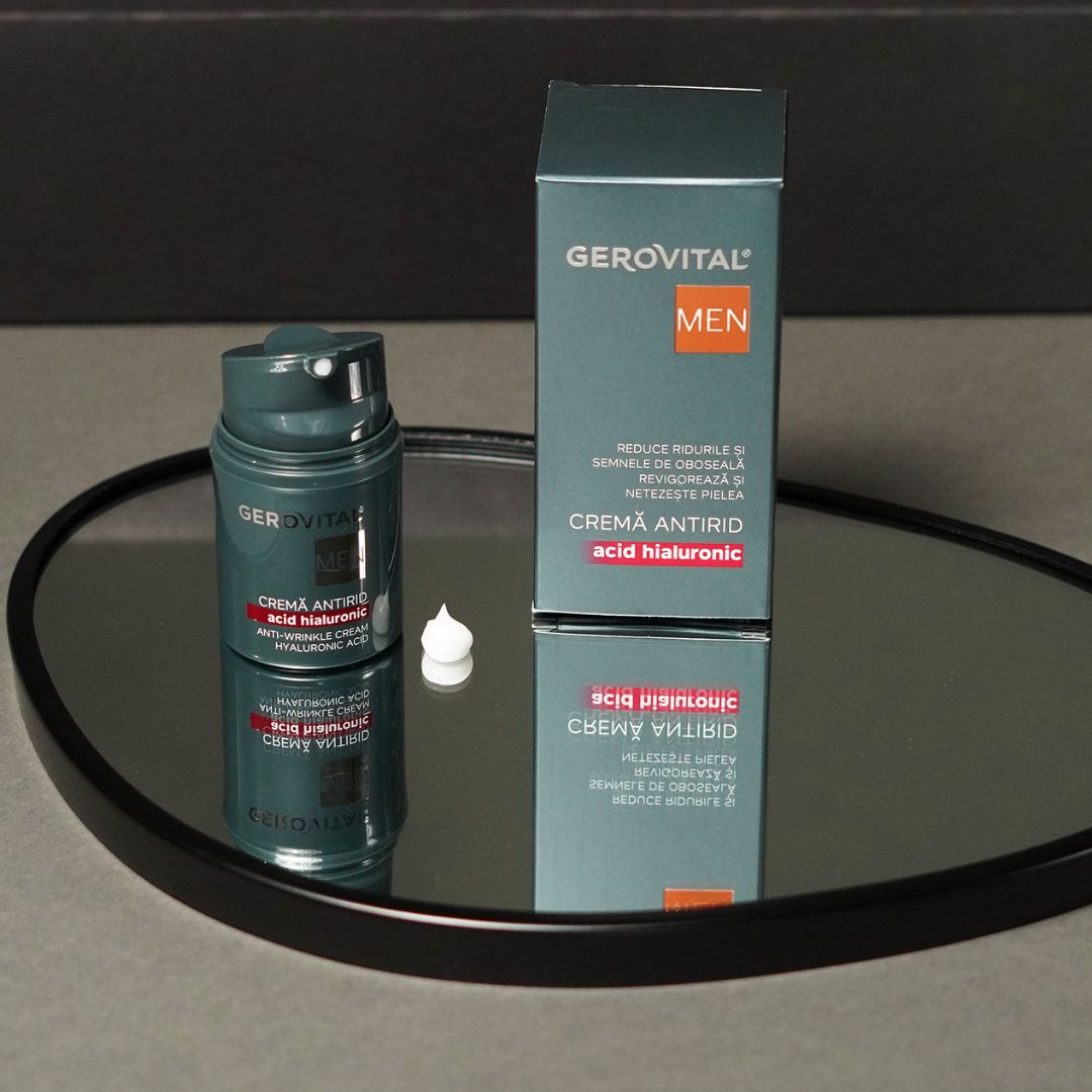 Dunkelgrüne Creme-Flasche und Schachtel auf einem Spiegel. Aufschrift: Gerovital MEN, Crema Antirid, Acid Hialuronic, Anti-Wrinkle Cream, Hyaluronic Acid.