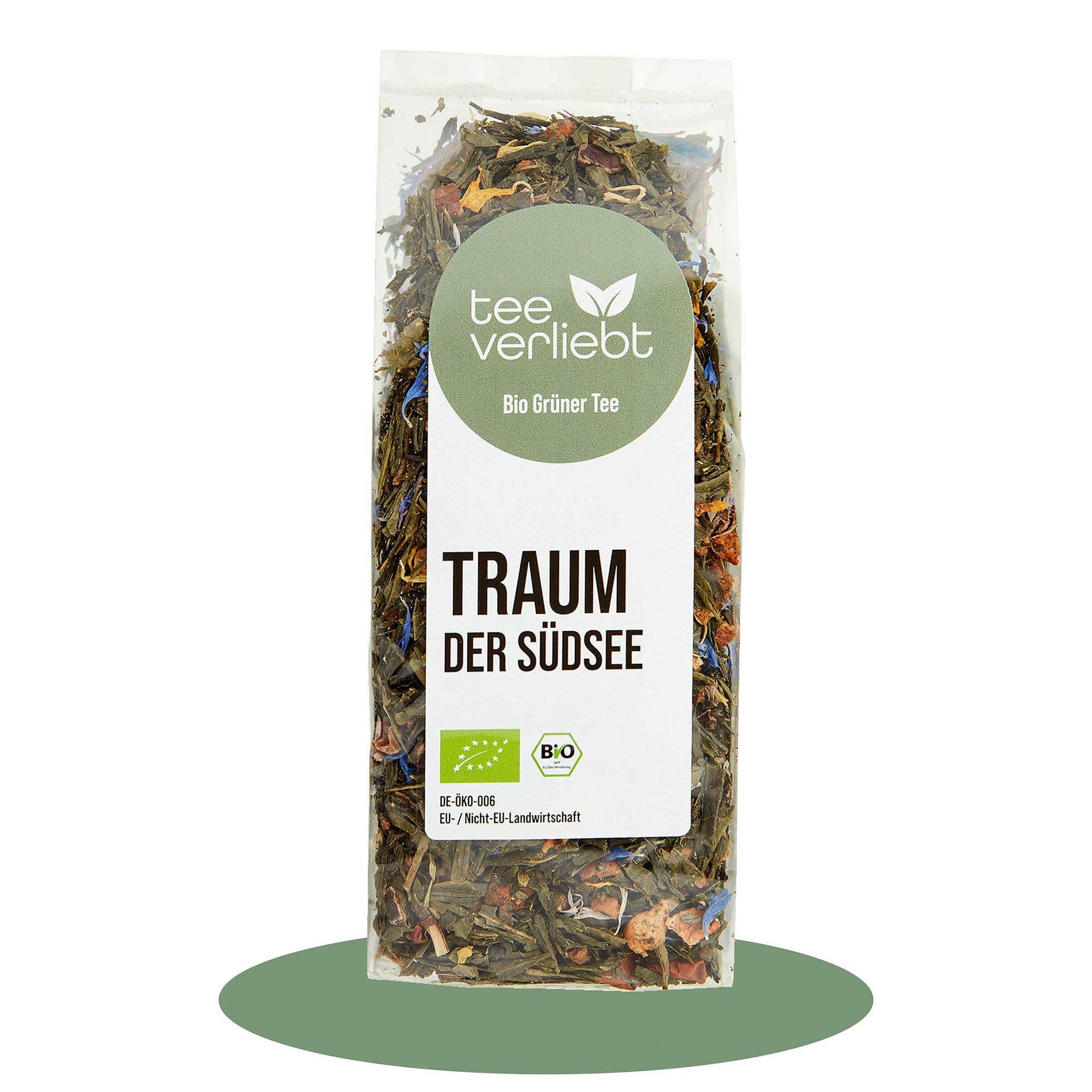 Transparente Verpackung mit losem Grüntee. Aufdruck: "tee verliebt", "Traum der Südsee", Bio-Siegel.