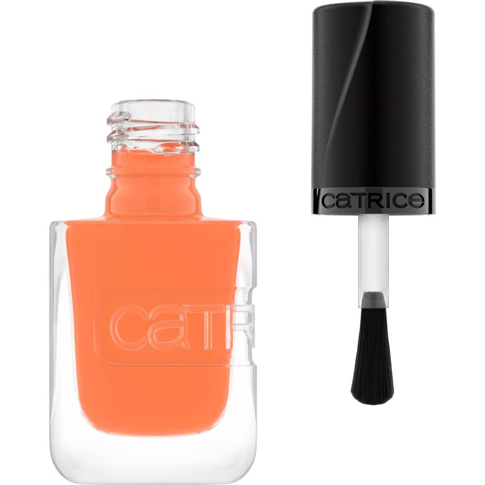 Nagellackflasche mit orangefarbenem Inhalt. Schwarzer Deckel mit Pinsel. Transparente Glasflasche mit geprägtem Catrice-Schriftzug.