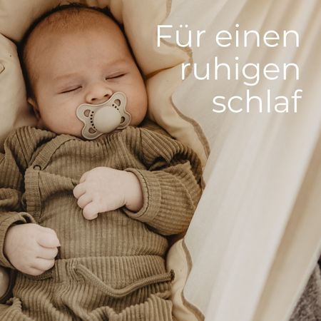 Nahaufnahme eines Babys in einer Babyhängematte. Text: Für einen ruhigen Schlaf.