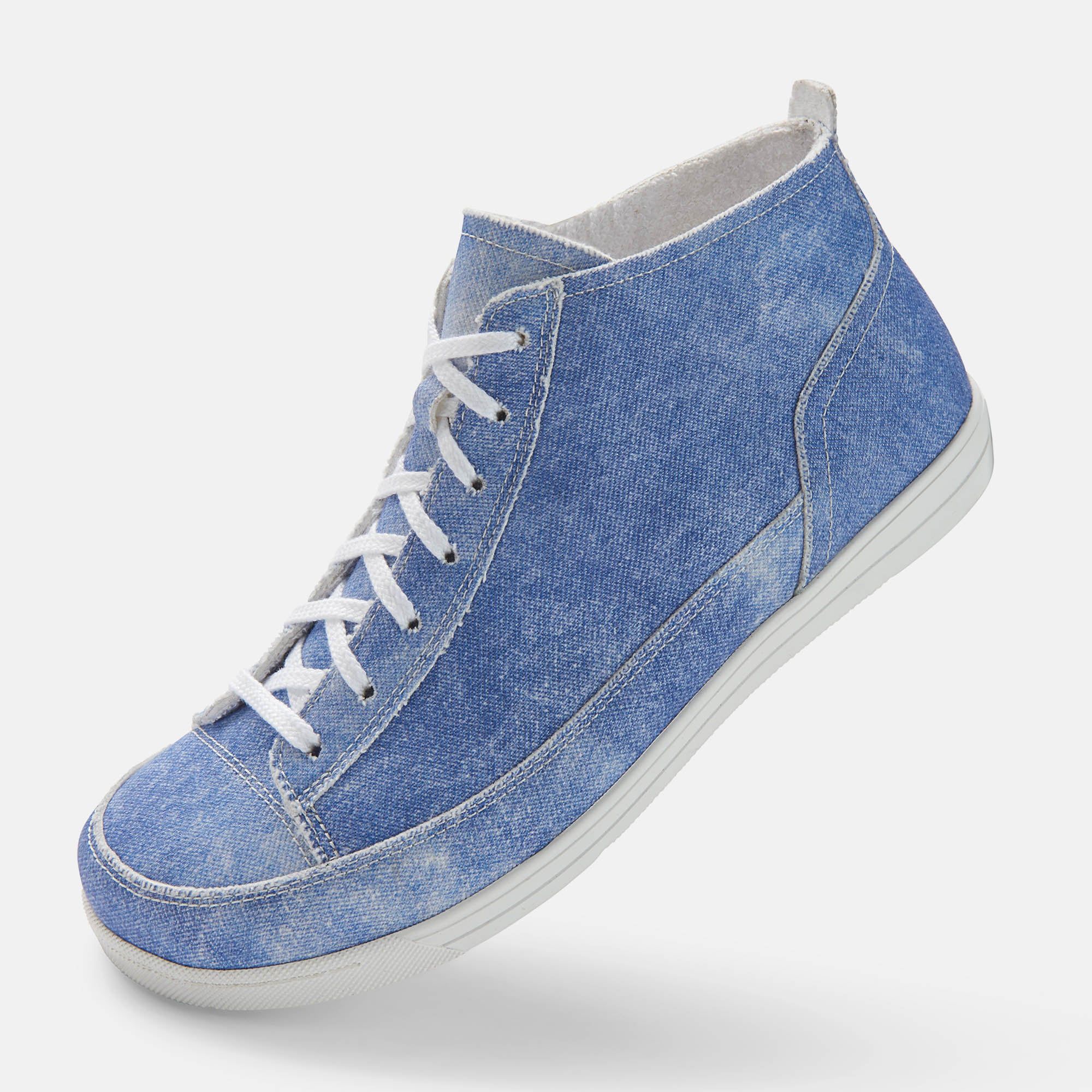 Blaue Stiefelette mit weißer Schnürung und Sohle. Innenfutter aus hellem Stoff. Hellblauer Jeansstoff. Seitenansicht.