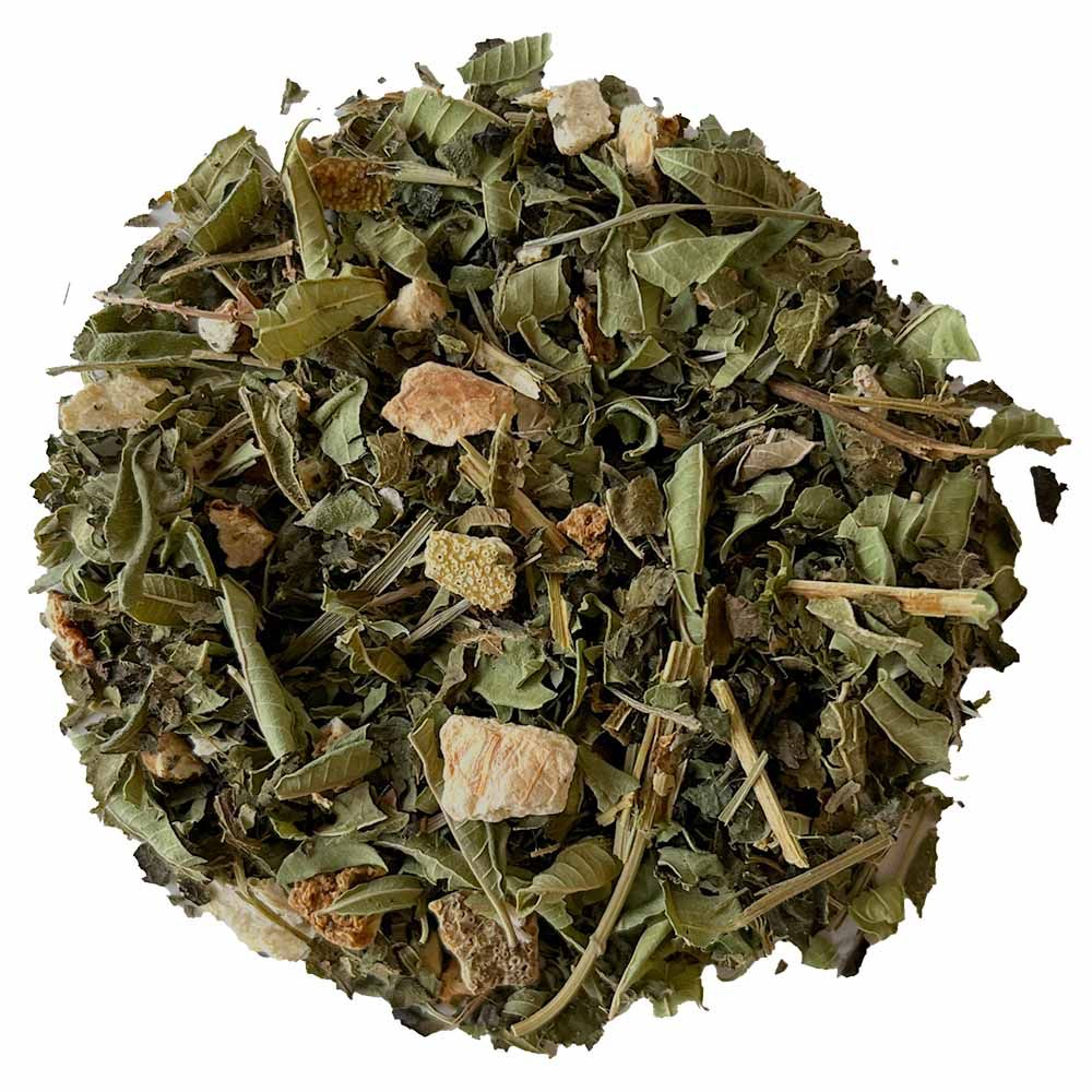 Nahaufnahme von Kräutermischung. Grüne Blätter und kleine, helle Stücke. Einzelne Kräuter sind erkennbar.