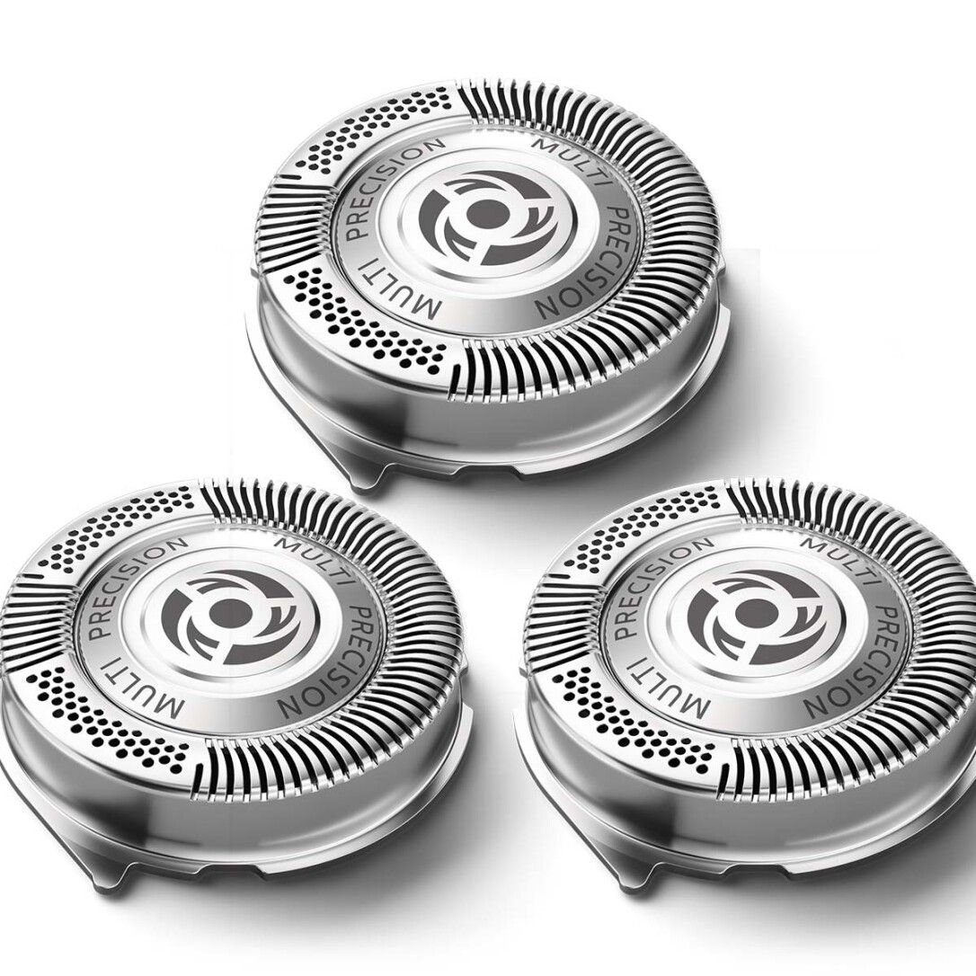 Drei silberfarbene Rasierköpfe. Jeder Kopf hat einen runden, metallischen Scherkopf mit dem Schriftzug 'Multi Precision'.