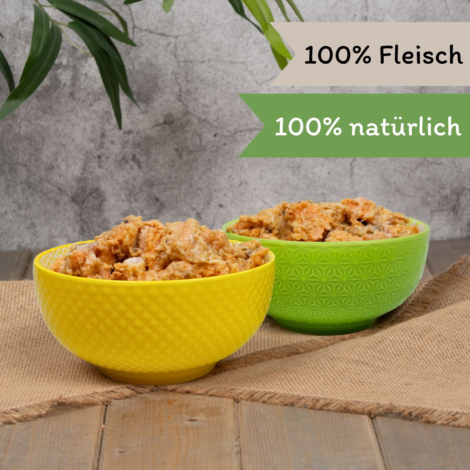 Zwei Schüsseln mit fleischähnlichem Futter. Eine gelb, eine grün. "100% Fleisch" und "100% natürlich" sind aufgedruckt.