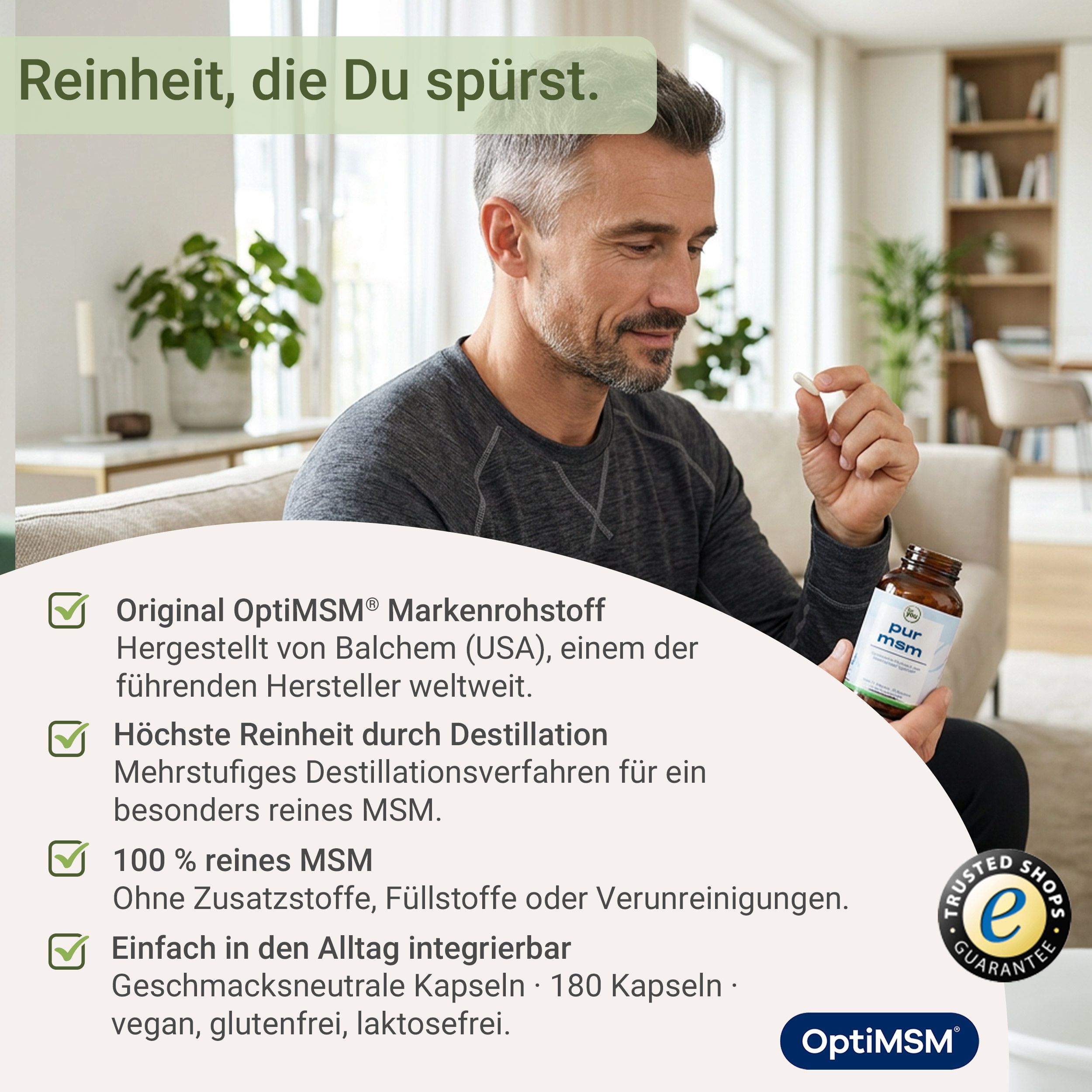 Mann sitzt auf einem Sofa und hält eine MSM-Kapsel. Flasche im Hintergrund.
