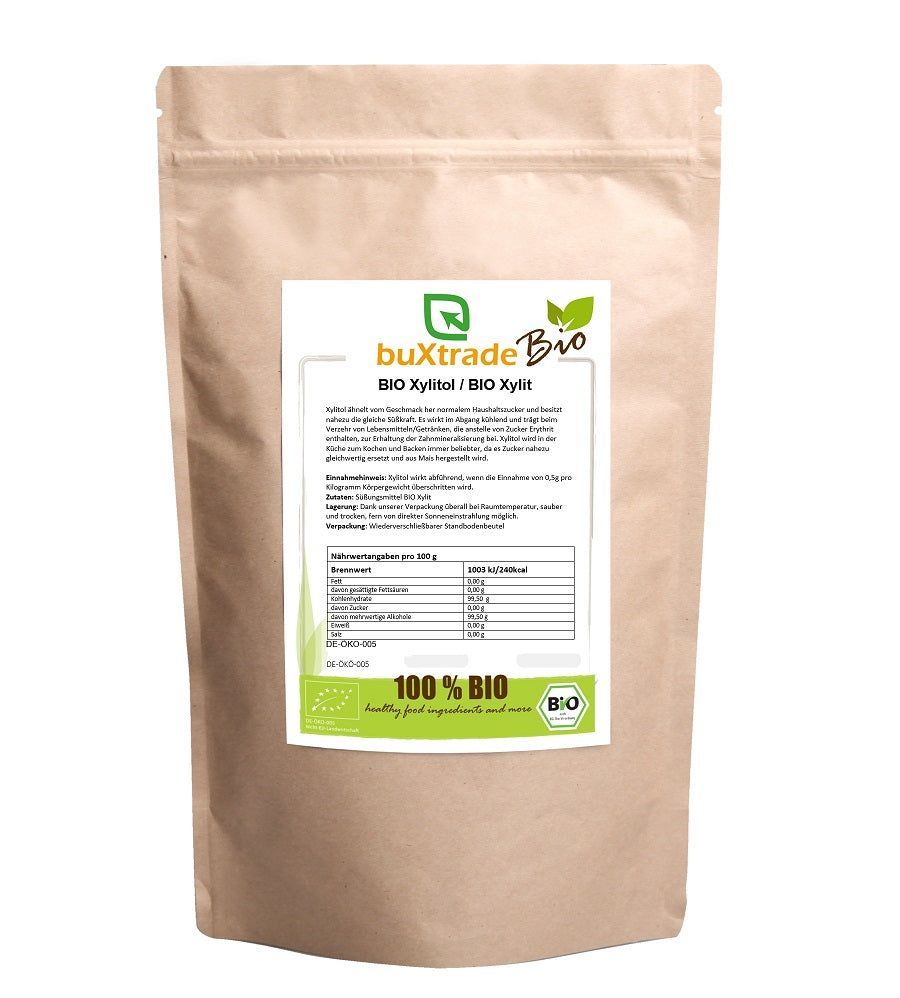 Braune Papiertüte mit weißem Etikett. Text: buXtrade Bio Xylitol, 100% BIO, Bio-Siegel.