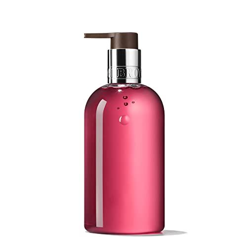 Runde, rosa Flüssigseife mit Pumpverschluss. Aufschrift: Molton Brown London. Made in England.