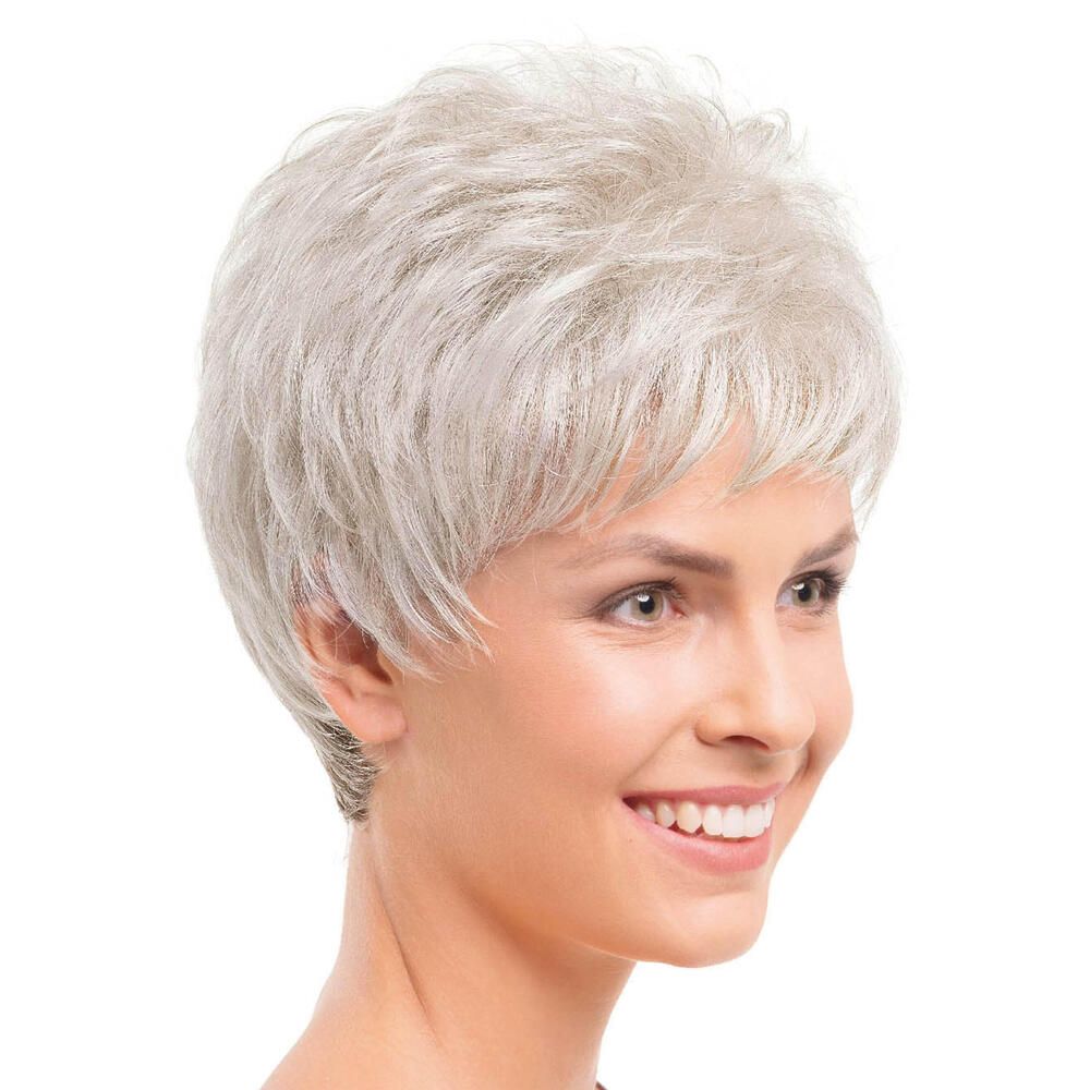 Graue Kurzhaarperücke. Seitenansicht einer Frau mit Perücke. Kurze, graue Haare, leicht gewellt.