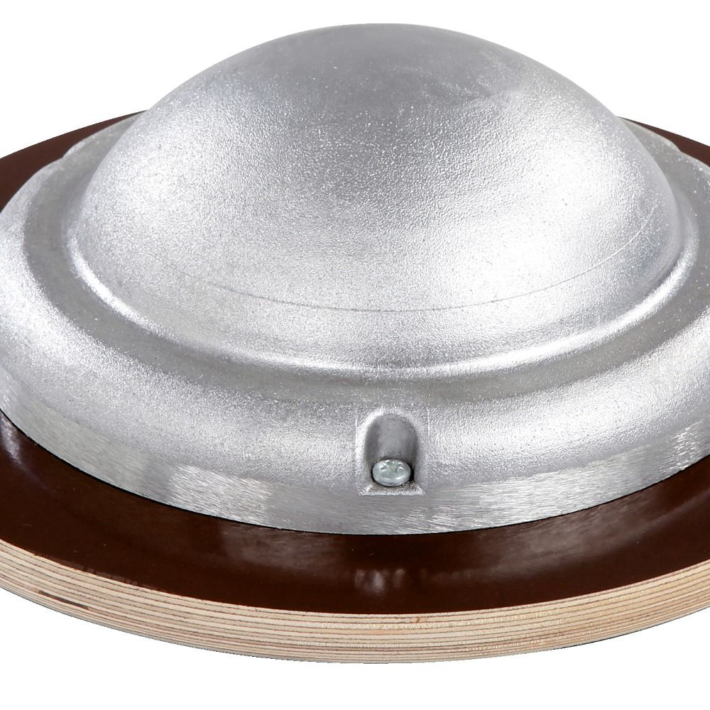 Sport-Thieme Sportkreisel Classic. Detailansicht: silberfarbene, halbkugelförmige Basis auf brauner Holzplatte.