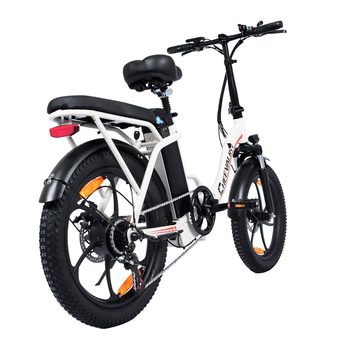 Weißes Elektrofahrrad mit schwarzen Reifen. Sichtbar: Gepäckträger, Rücklicht, Marke CHEEVALRY.