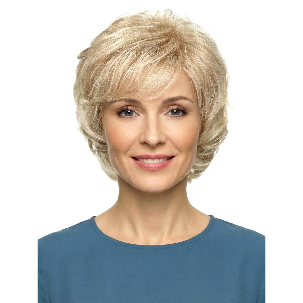 Kurzhaarperücke mit blonden Strähnen. Frontale Ansicht einer Frau mit blauem Oberteil.