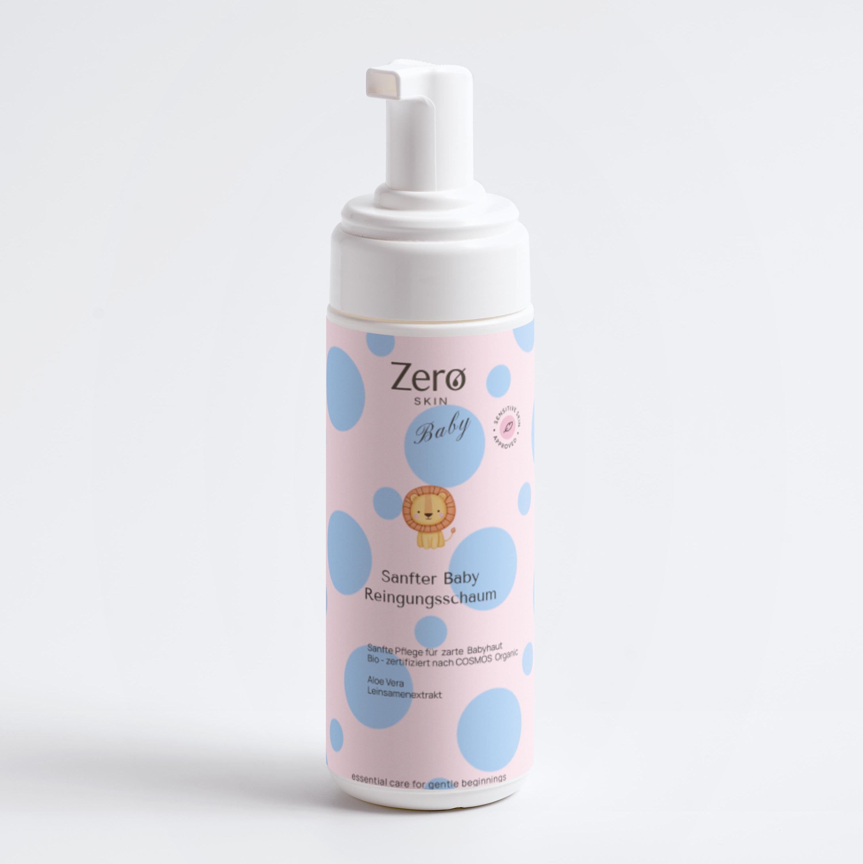 Reinigungsschaum-Flasche. Weiße Flasche mit rosa Etikett und blauen Punkten. Aufschrift: Sanfter Baby Reinigungsschaum.