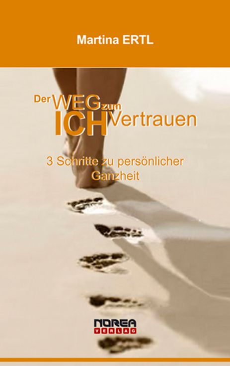 Buchcover. Titel: Der Weg zum Ich-Vertrauen. Autor: Martina ERTL. Füße auf Sand, Fußabdrücke. Verlag: Norea Verlag.