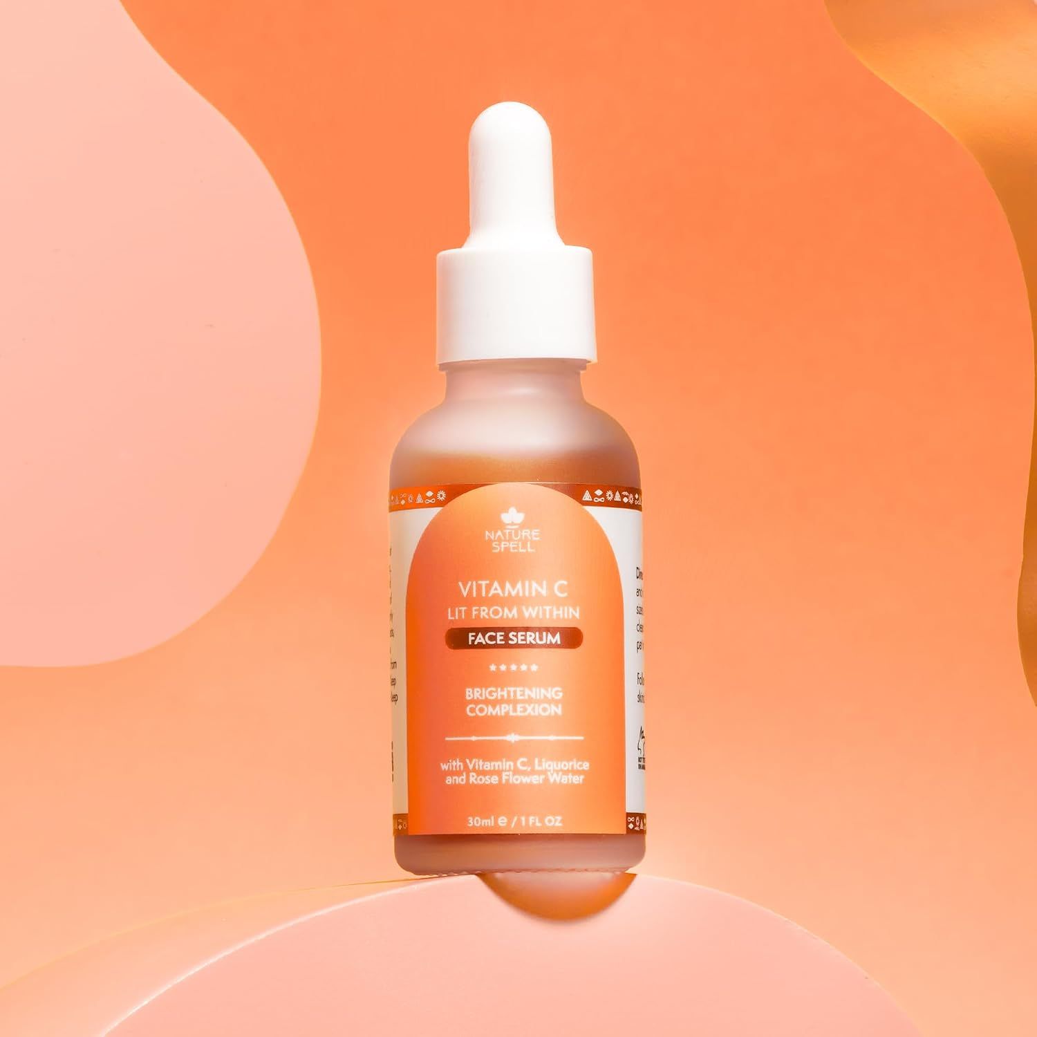 Nature Spell Vitamin C Gesichtsserum in einem orangefarbenen Flakon.