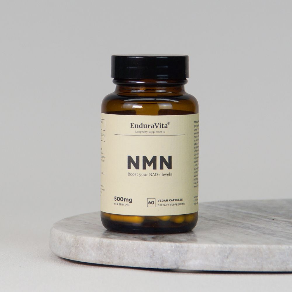 Braune Flasche mit weißem Etikett. Aufschrift: EnduraVita, NMN, 500mg, 60 vegane Kapseln.