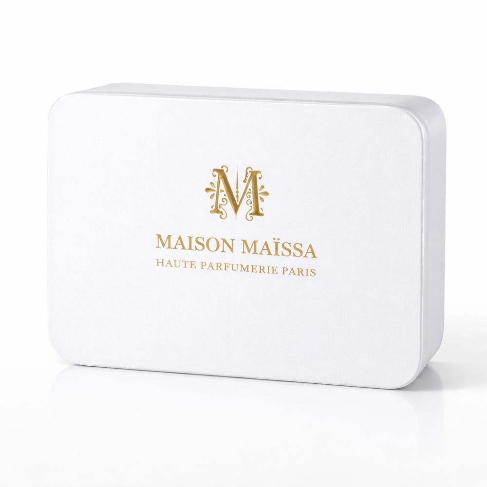 Weiße rechteckige Box mit goldfarbenem Logo und Schriftzug MAISON MAÏSSA. Aufschrift: HAUTE PARFUMERIE PARIS.