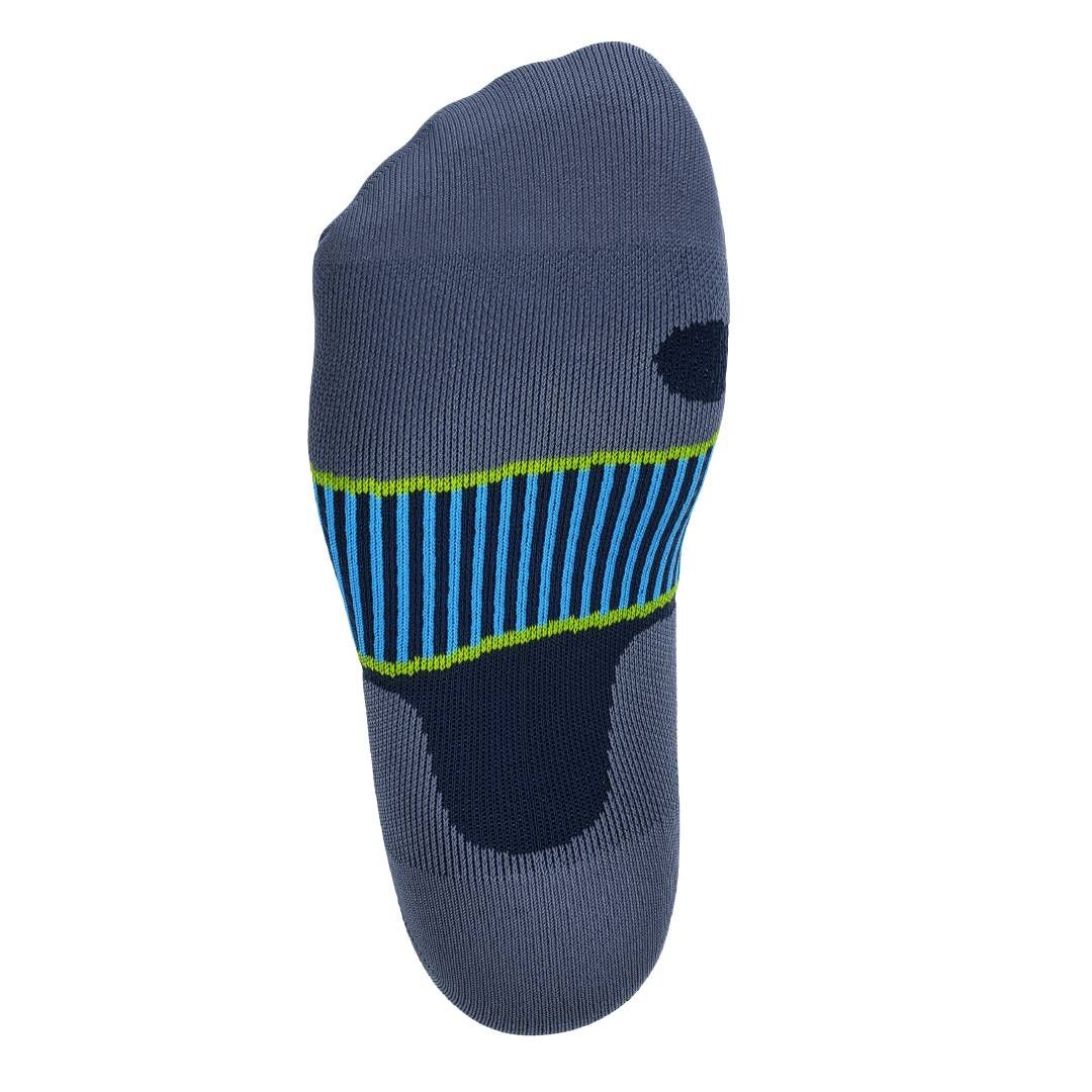 Sohlenansicht der Laufsocke. Grau-blaues Design. Blaue und hellblaue Streifen am oberen Rand.