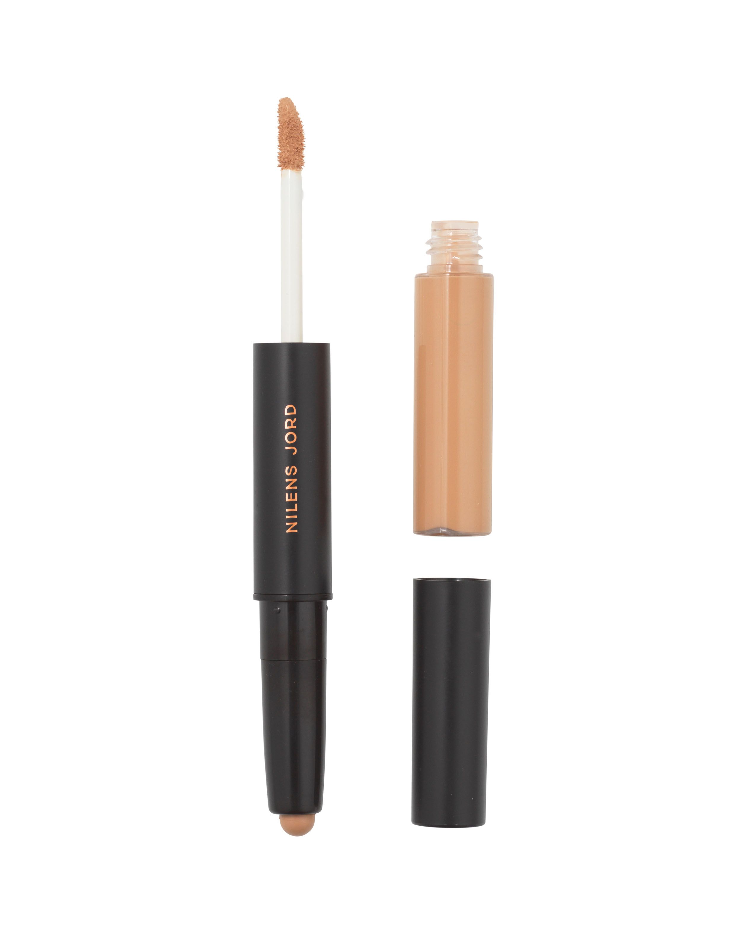 Nilens Jord Duo Concealer: Ein schwarzer Stift mit Applikator und abnehmbarem Behälter, gefüllt mit flüssigem Concealer.