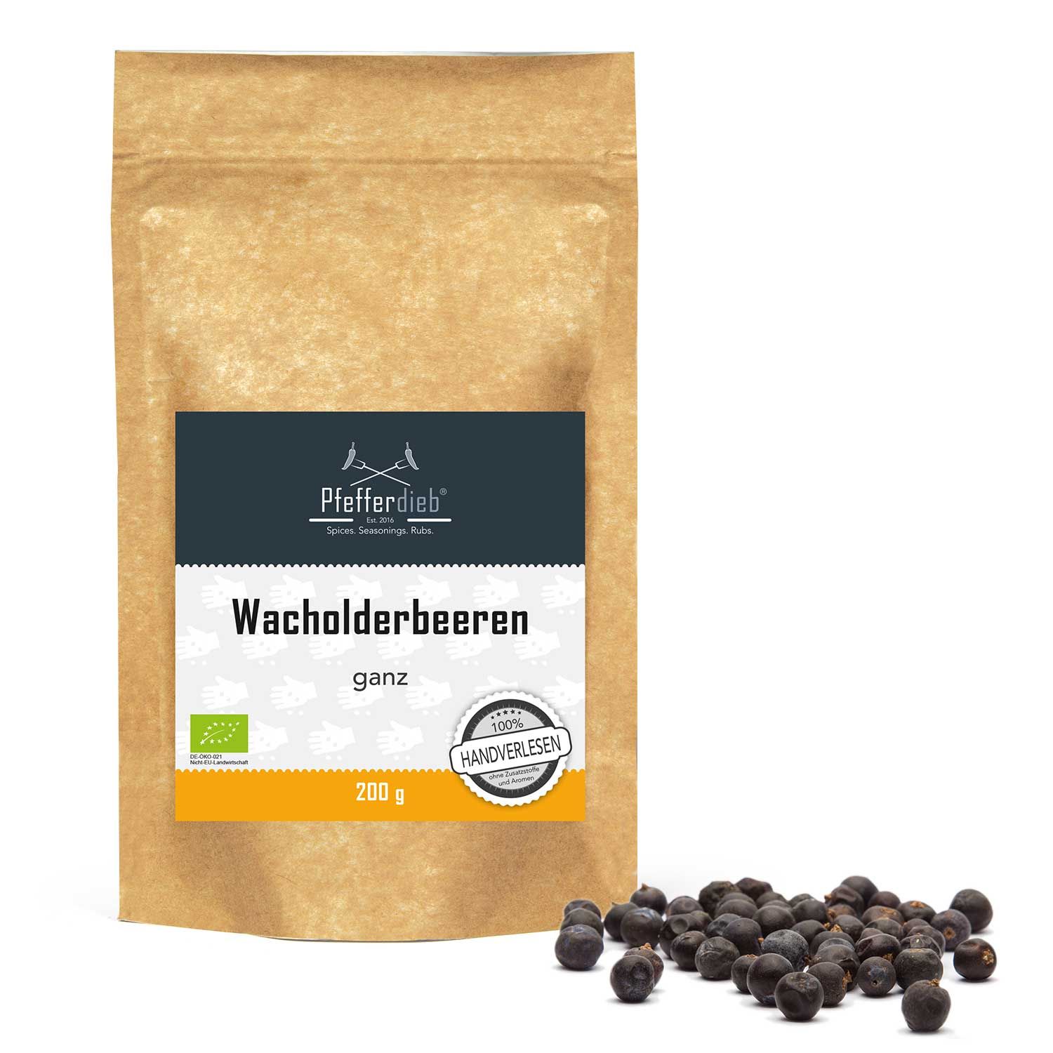Beutel mit Wacholderbeeren, Label mit Produktname und Logo. Bio-Siegel und "handverlesen". Daneben Wacholderbeeren.
