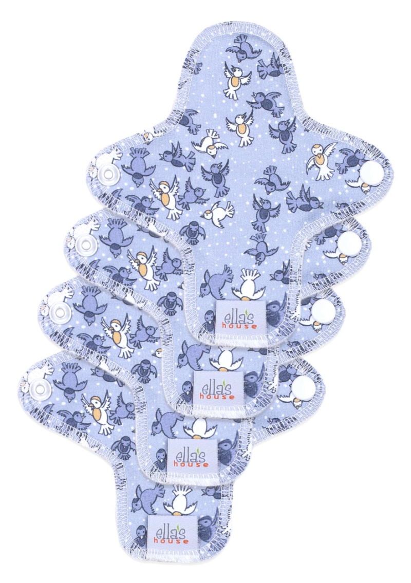 Fünf Stoffbinden mit Vogelmuster. Hellblauer Stoff mit Druckknöpfen und Etiketten mit "ellas house"-Logo. Mini-Größe.