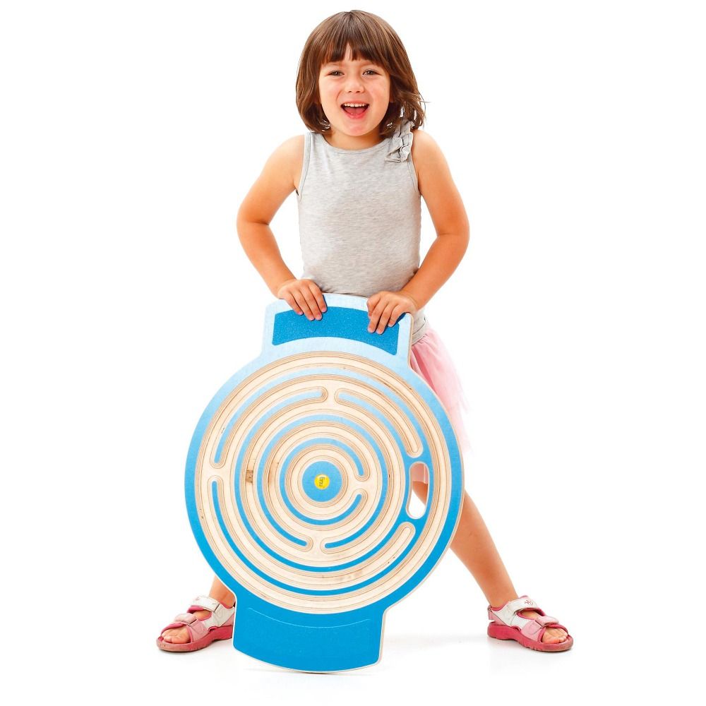 Kind hält Erzi® Trackboard Labyrinth. Blau-weißes Labyrinth-Spielbrett. Kind steht vor dem Brett.