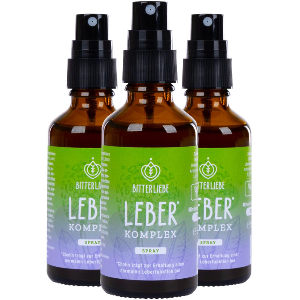 Drei Flaschen BitterLiebe Leber Komplex Spray. Braune Glasflaschen mit schwarzem Sprühkopf und grün-lila Etikett.