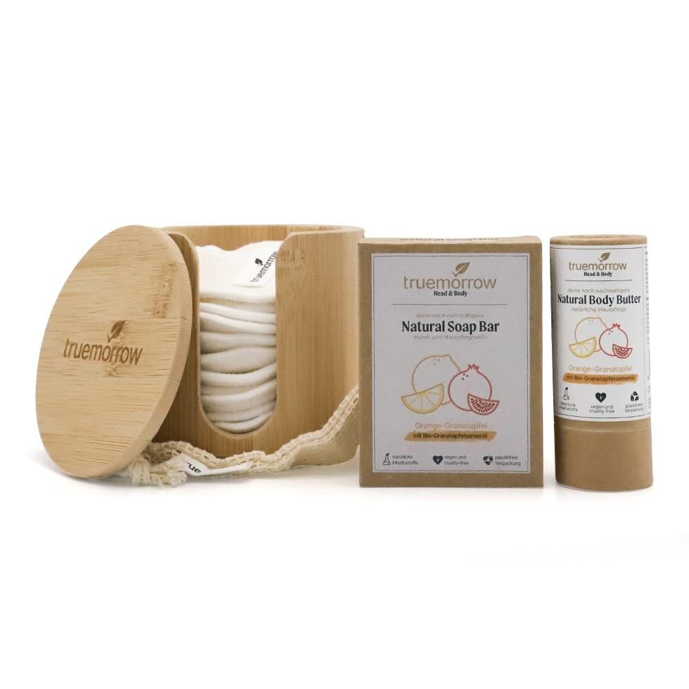 Geschenkset mit Seife, Body Butter und Abschminkpads. Seife und Butter in Papierverpackung, Pads in Bambusbox. Marke: truemorrow.