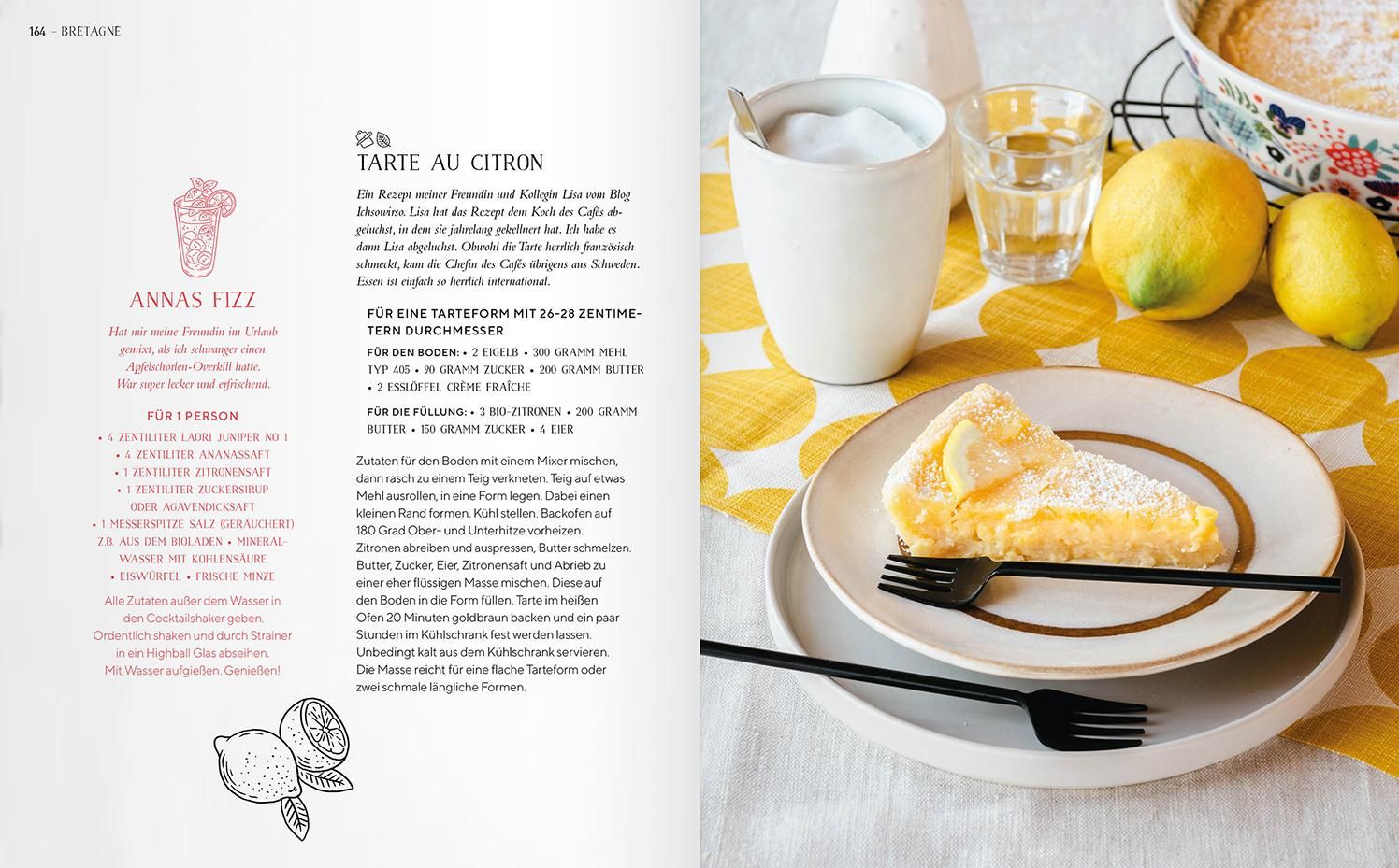 Buchseite mit Rezepten. Tarte au Citron, Annas Fizz. Zitrone, Teller mit Kuchenstück, Glas, Tasse. Text in Deutsch.