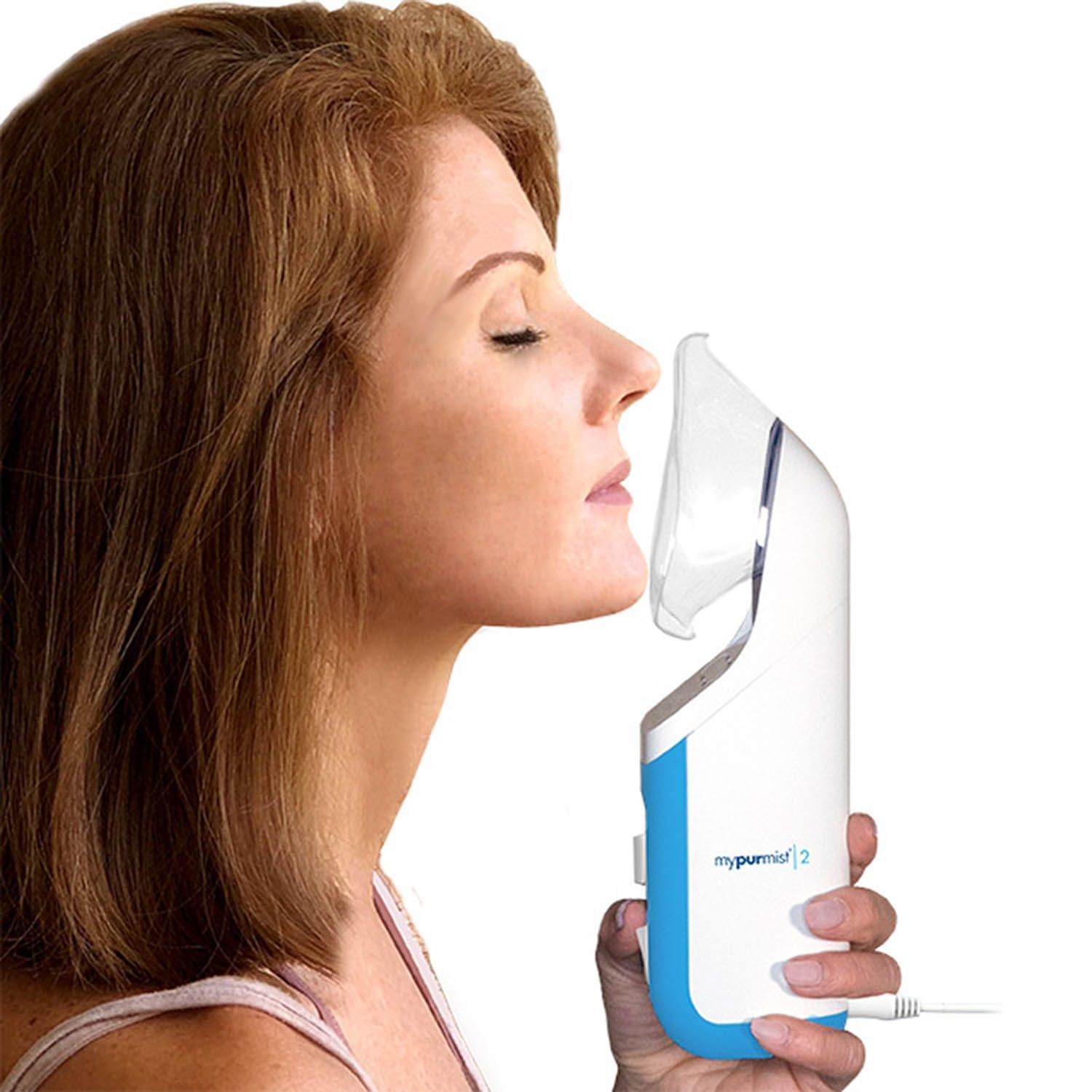 Frau mit Inhalator. Weiß-blaues Gerät. Aufschrift: mypurmist 2. Gerät am Gesicht.