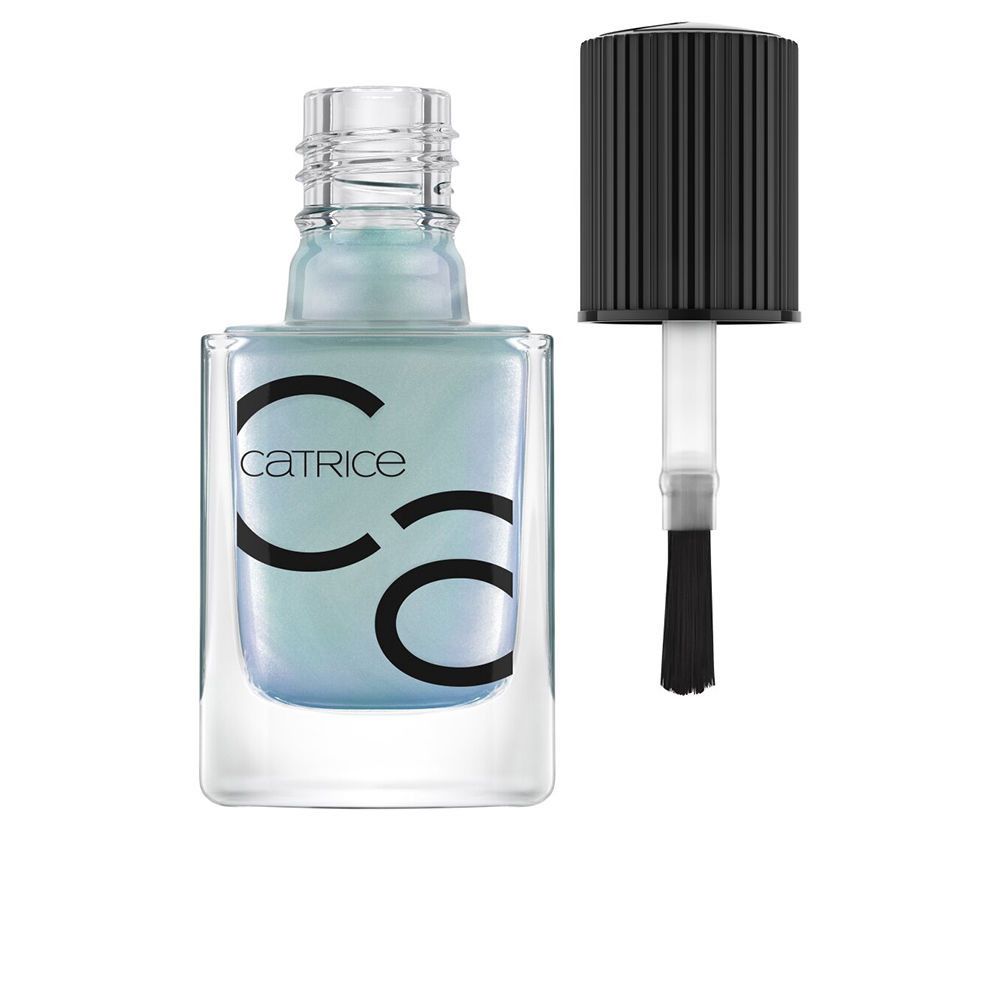 Nagellackflasche mit blau-grünem Inhalt. Schwarzer Deckel mit Pinsel. Marke Catrice.