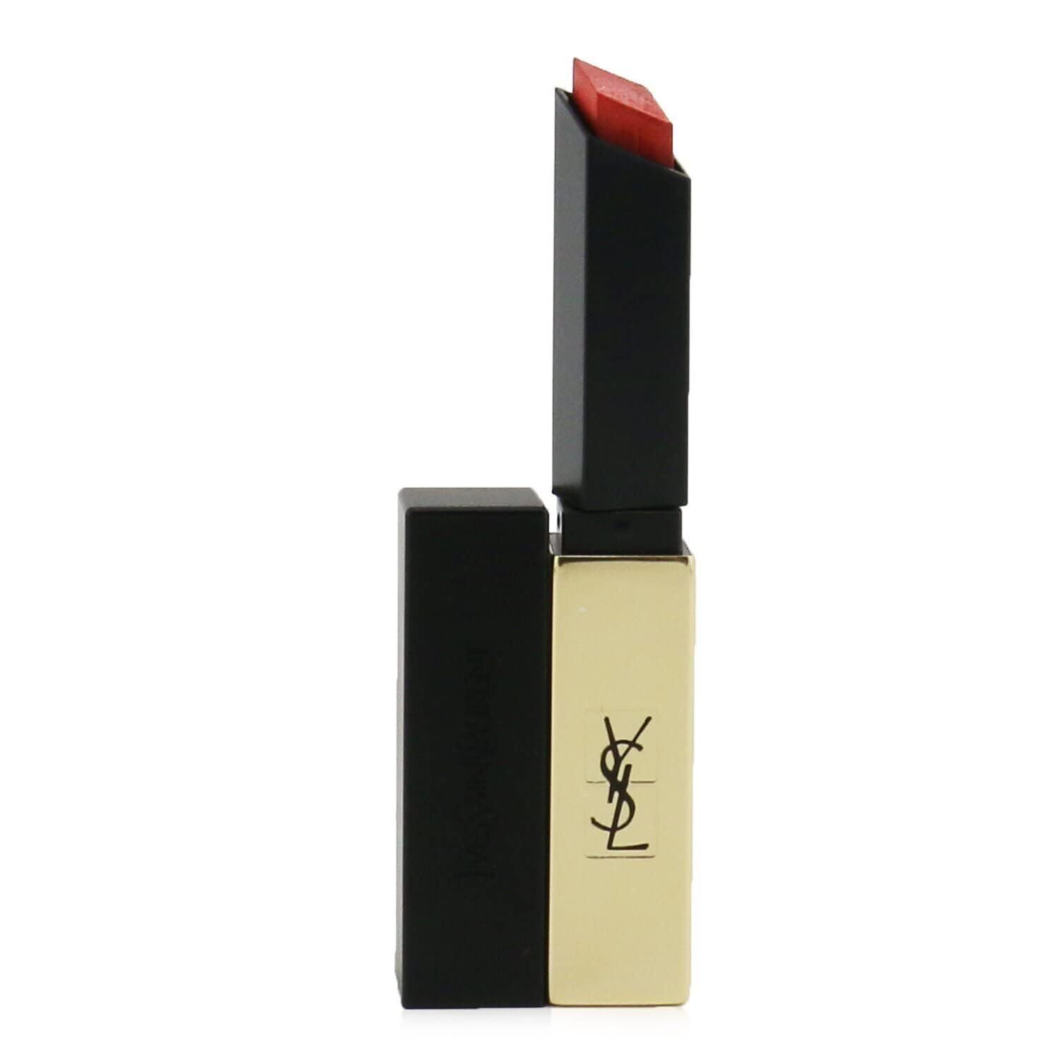 Geöffneter Lippenstift. Schwarzer Deckel, goldfarbener Korpus. Rote Lippenstiftspitze. Yves Saint Laurent Logo.