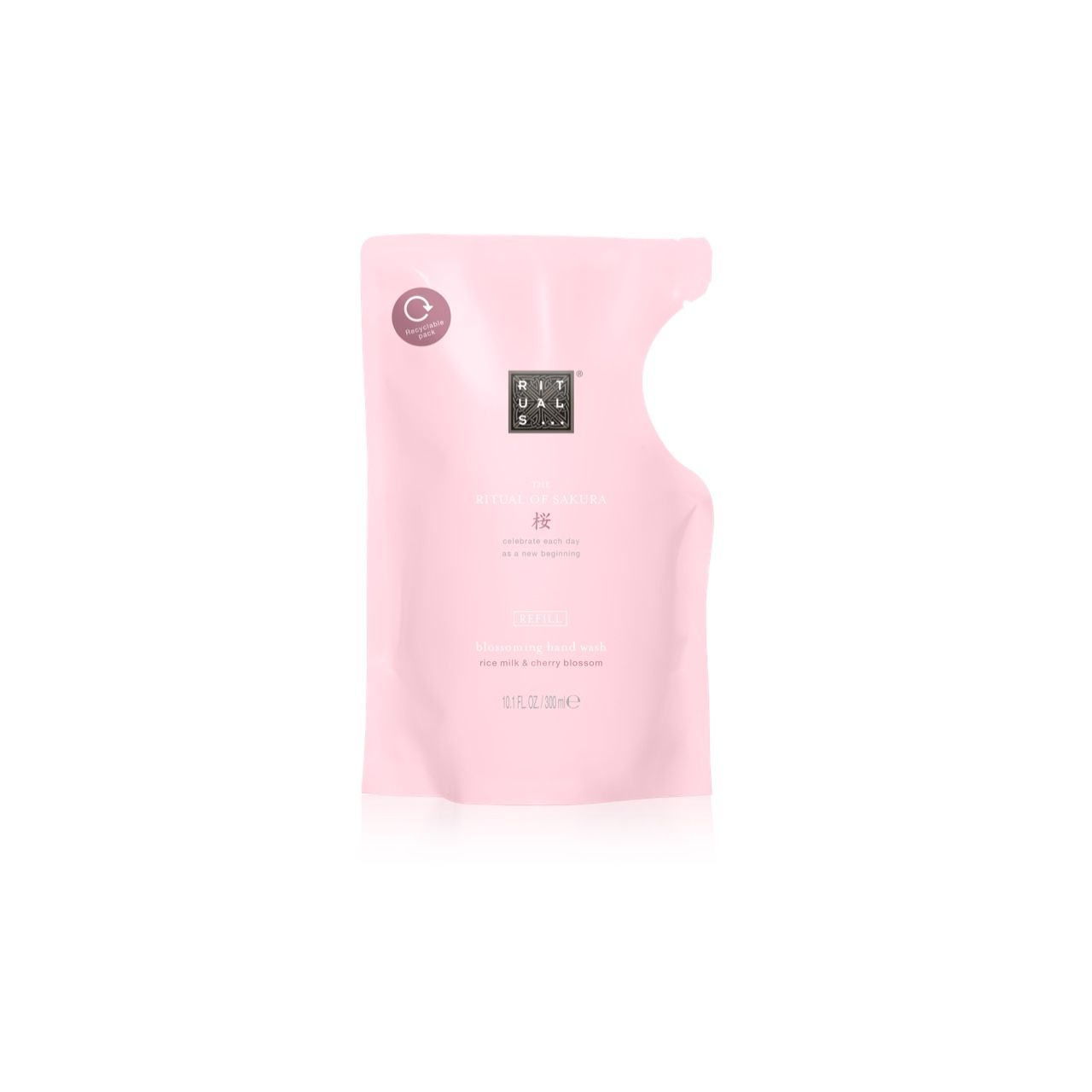 Rosa Nachfüllbeutel. Oben links ein rundes Logo. Darunter das Logo von Rituals. Text: The Ritual of Sakura, Hand Wash, Refill. Unten Text.