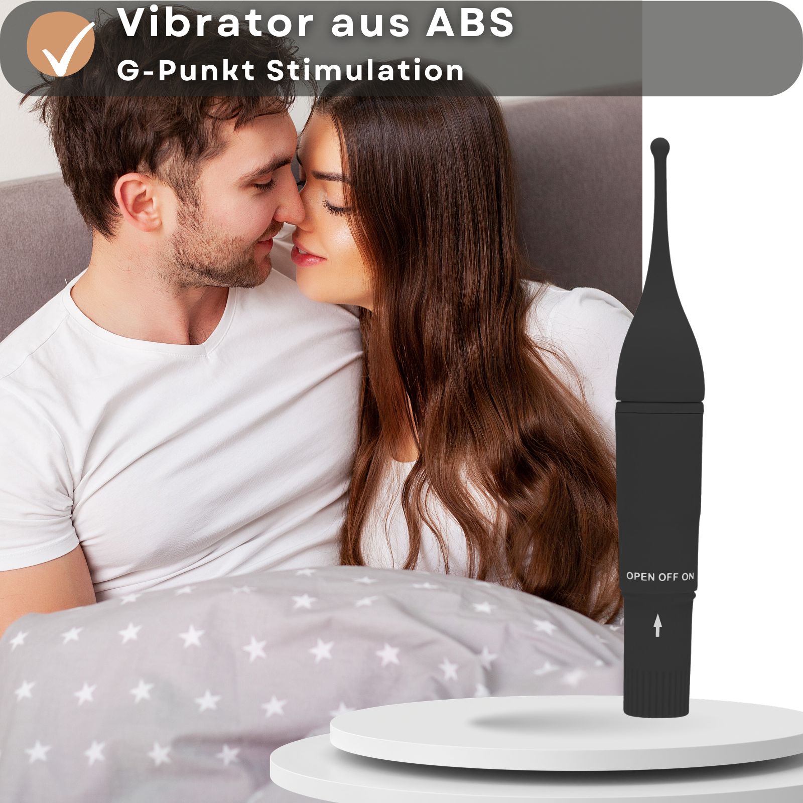 Wellness-Produkt neben Paar im Bett. Text: Vibrator aus ABS, G-Punkt Stimulation.