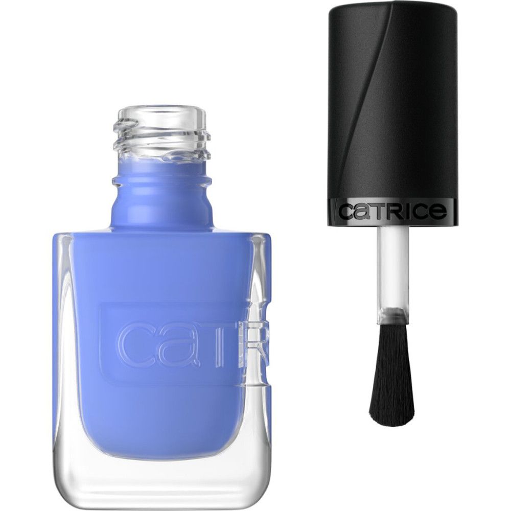 Nagellackflasche mit geöffnetem Deckel und Pinsel. Hellblauer Lack, transparente Flasche, schwarzer Deckel mit Catrice-Logo.