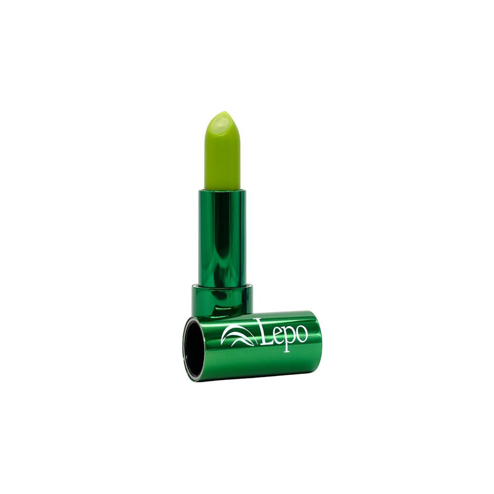 Un rossetto verde LEPO che cambia colore. Il rossetto è contenuto in un involucro metallico verde. Il rossetto è parzialmente estratto, rivelando la punta verde. Il cappuccio è accanto, mostrando il nome del marchio LEPO.