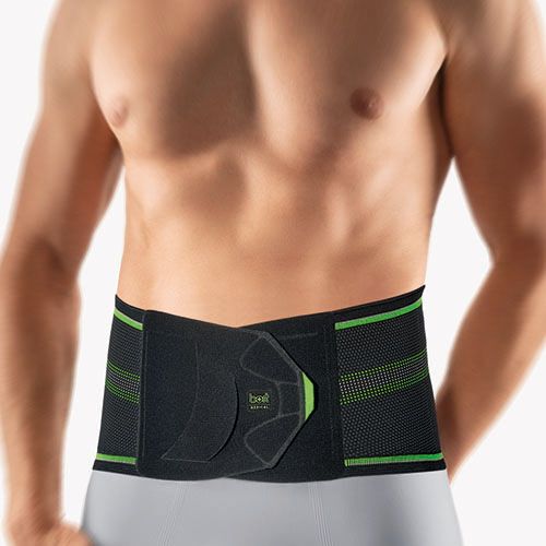 Schwarze Rückenbandage mit grünen Akzenten. Trägt ein Mann. Sichtbar: BORT Logo. Mesh-Gewebe und Klettverschluss.