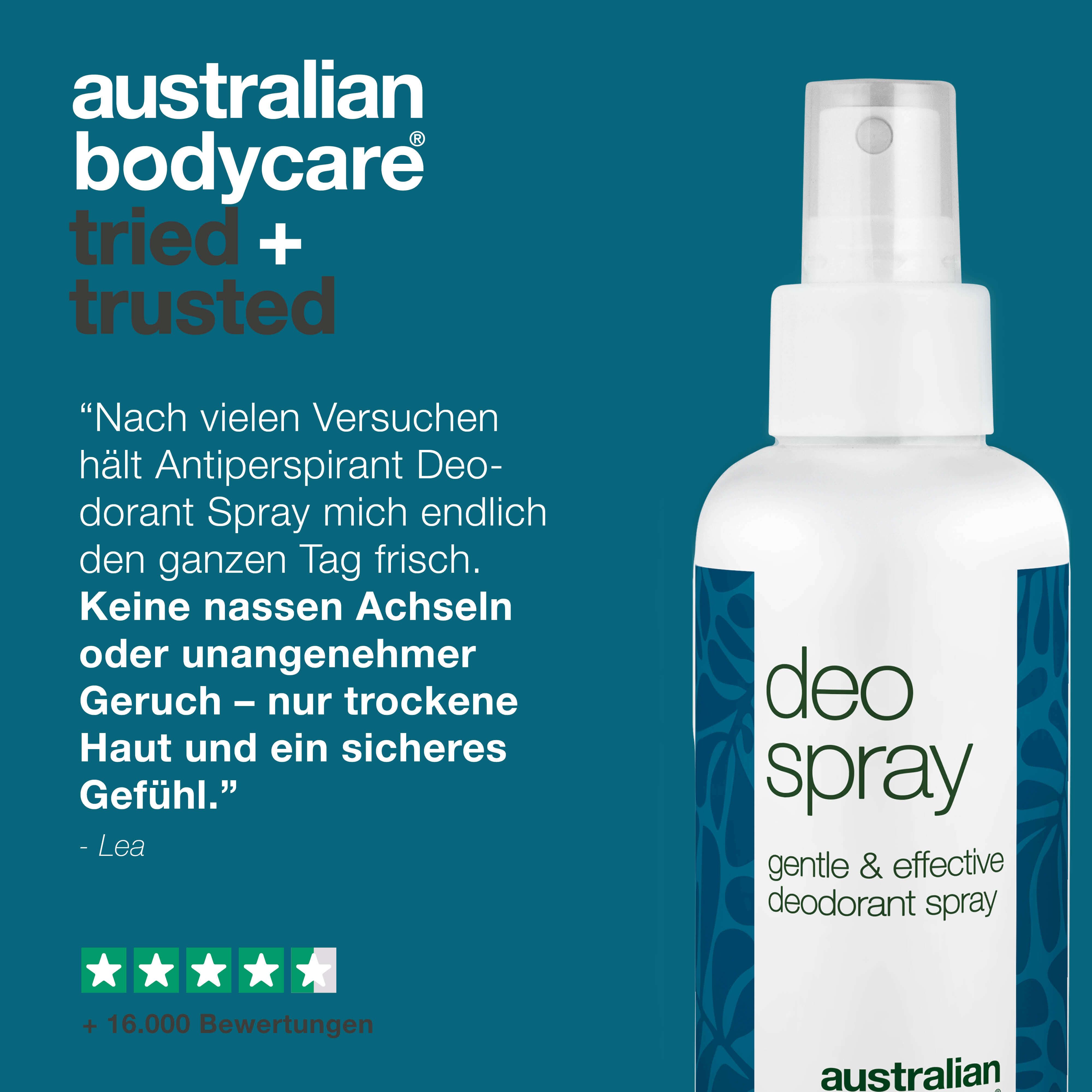 Deospray-Flasche, weiß mit blauem Etikett. Text: Deo Spray, Australian Bodycare. Zitat und Sterne-Bewertung.