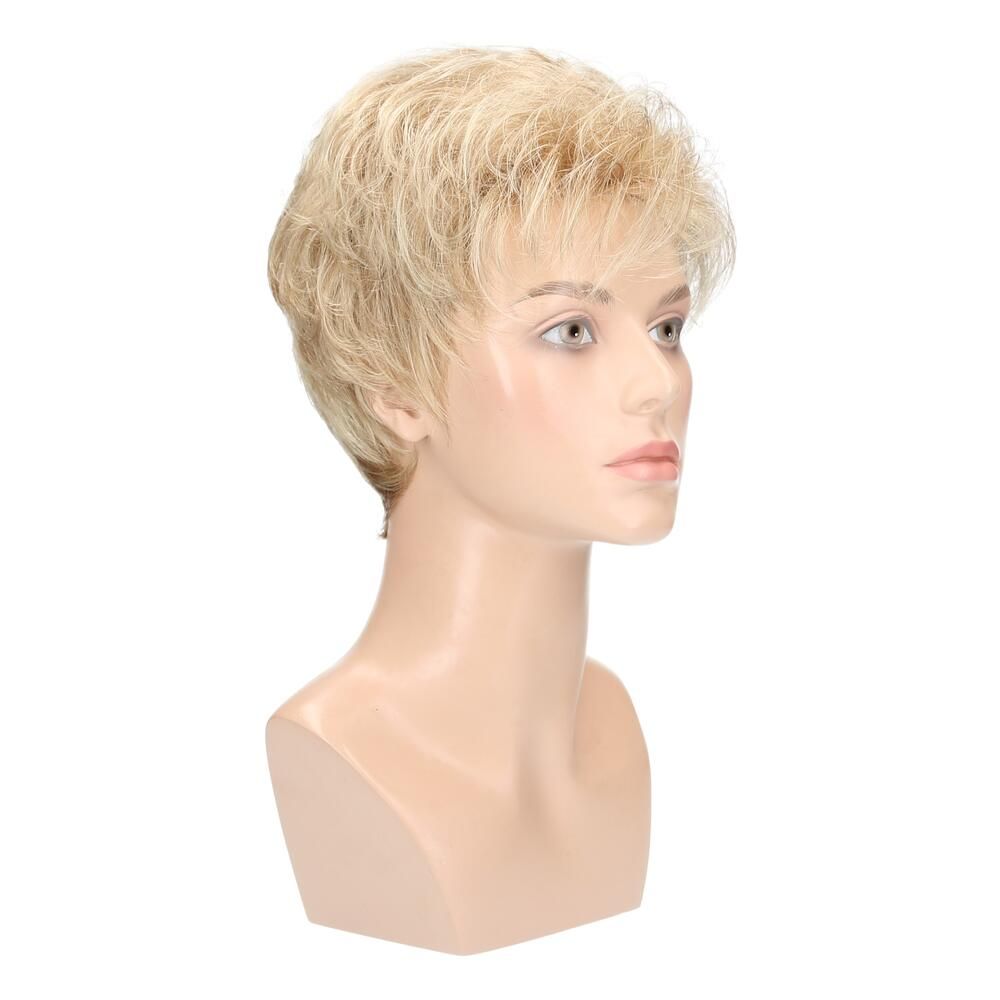 Blonde Perücke auf einem Schaufensterkopf. Kurzer, gestufter Schnitt. Dreiviertelansicht.