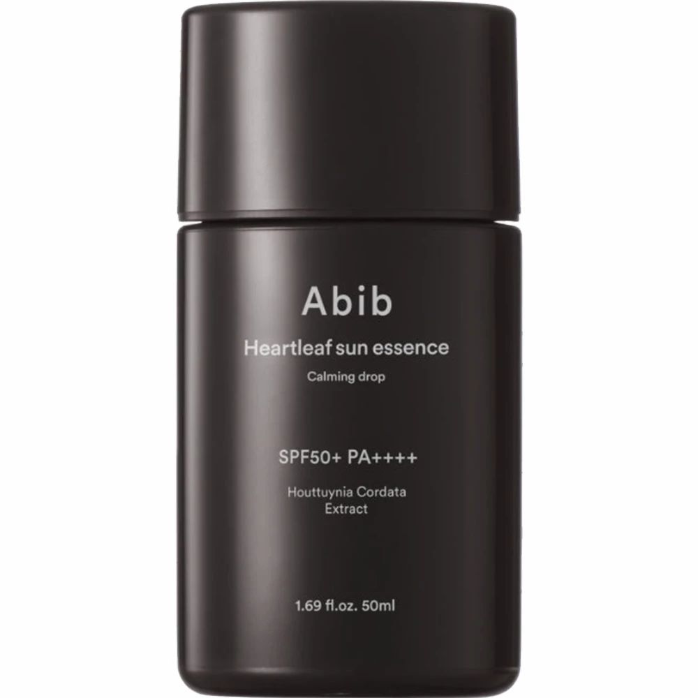 Schwarze Flasche mit Produktaufschrift: Abib Heartleaf Sun Essence Calming Drop SPF 50+ PA++++. 1.69 fl.oz. 50ml.
