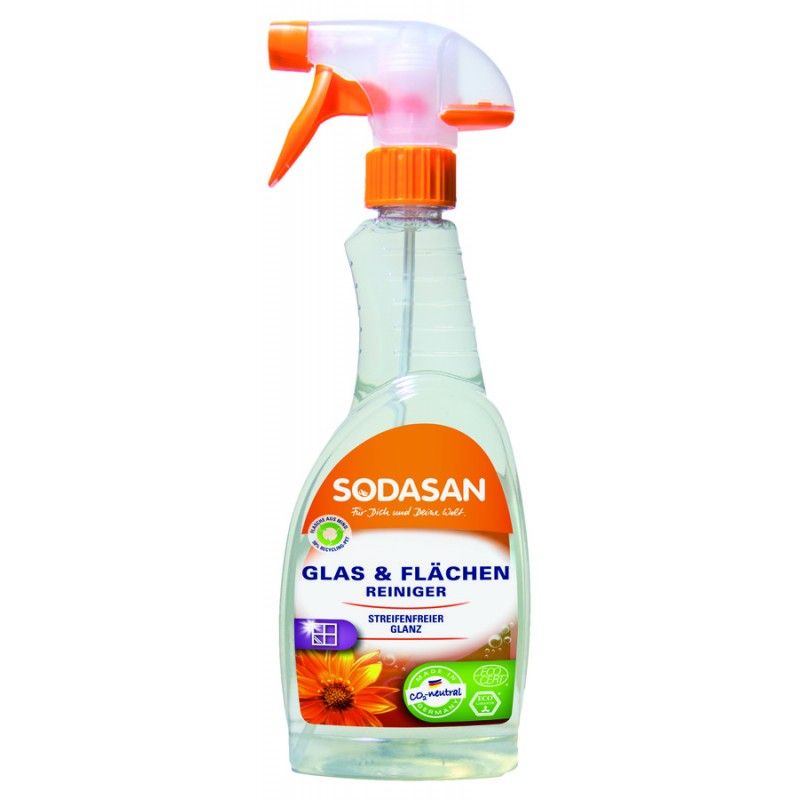 Reiniger-Sprühflasche. Orange-weißer Sprühkopf, transparente Flasche mit orangefarbenem Etikett. Aufschrift: Sodasan, Glas & Flächen Reiniger.