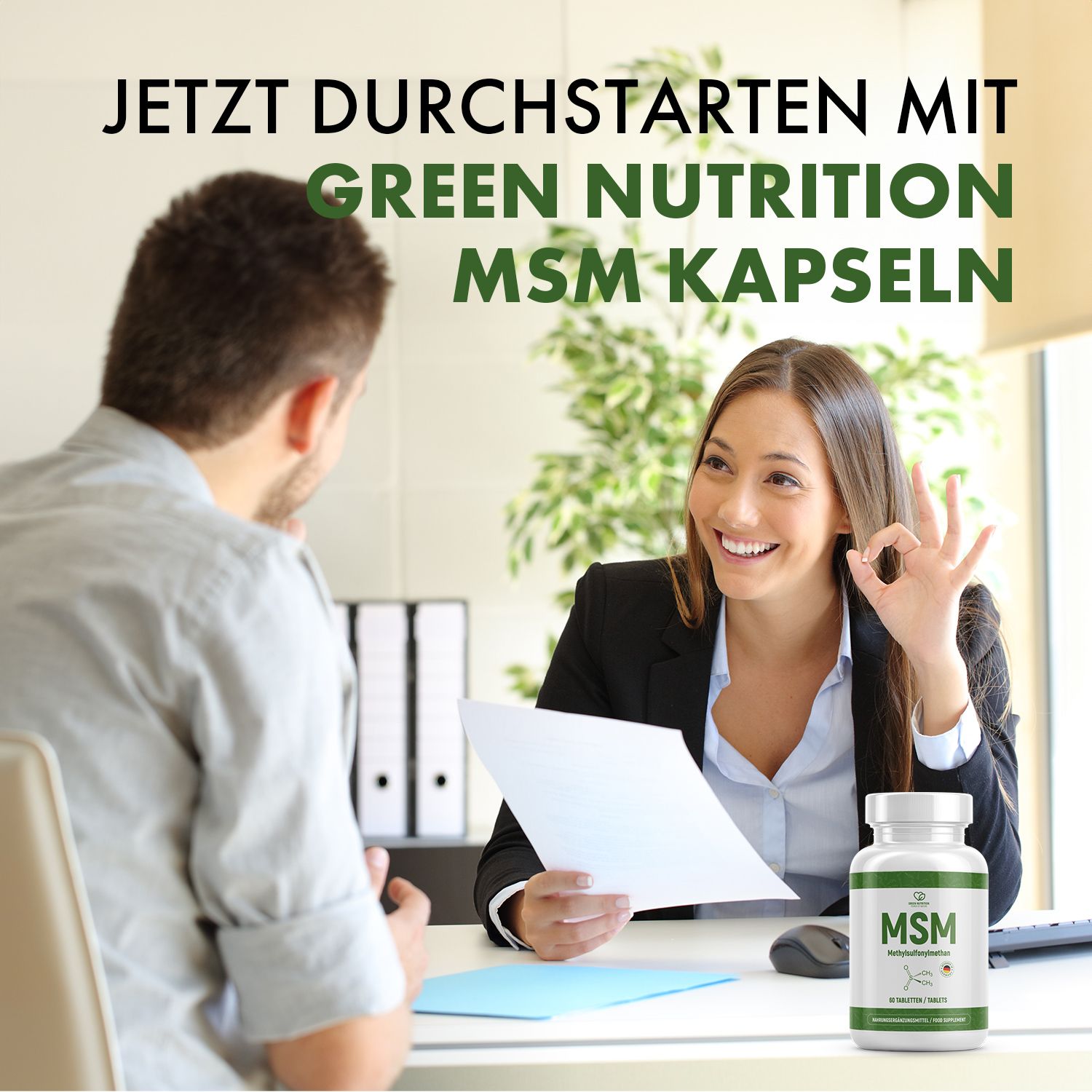 Frau und Mann am Tisch. Aufschrift Green Nutrition MSM Kapseln. Flasche mit grünem Etikett. Frau zeigt Ok-Zeichen.