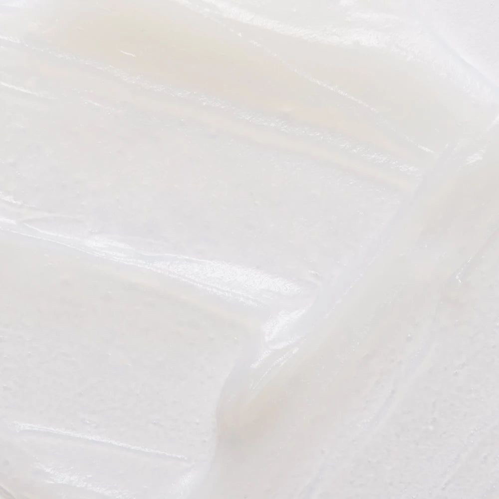 Nahaufnahme der weißen, cremigen Textur des Primers.