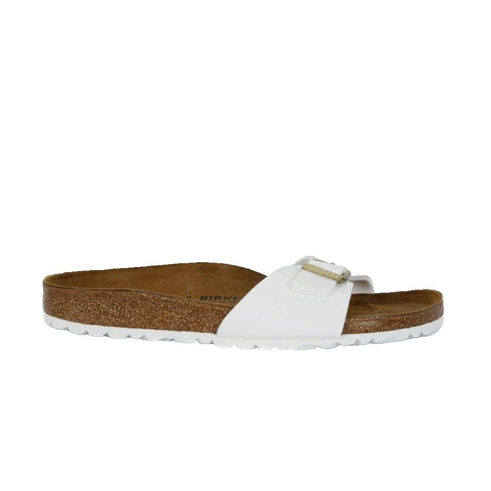 Sandalo bianco con fibbia. Plantare in sughero, suola bianca. Logo Birkenstock visibile.