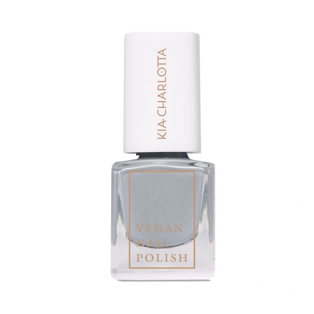 Nagellack-Flasche mit weißem Deckel. Auf dem Deckel steht "KIA CHARLOTTA". Auf dem Etikett steht "VEGAN NAIL POLISH".