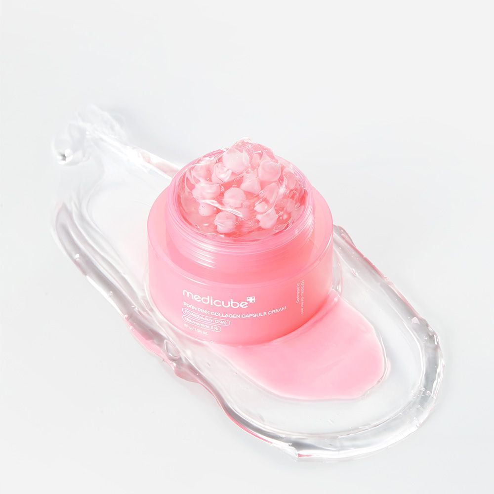 Ein kleiner Tiegel Medicube PDRN Pink Collagen Capsule Cream auf einer durchsichtigen Schale mit Gel.