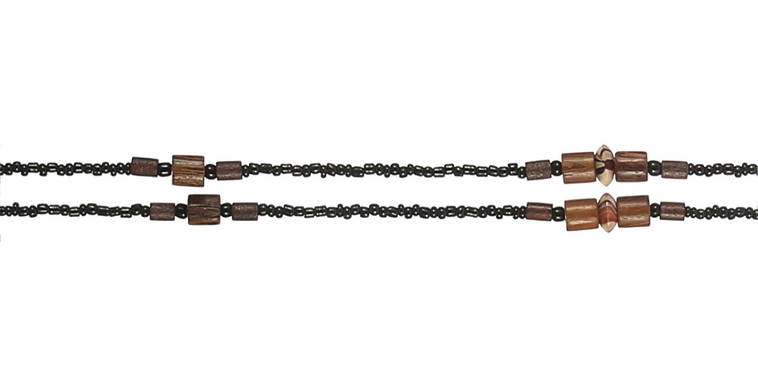 Nahaufnahme der Brillenkette. Schwarze Perlenkette mit Holzperlen. Metall-Brillenhalterungen.