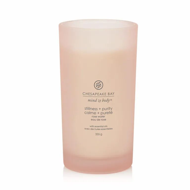 Rosa Kerzenglas. Aufschrift: Chesapeake Bay, mind & body, stillness + purity, calme + pureté, rose water, eau de rose, 355g.
