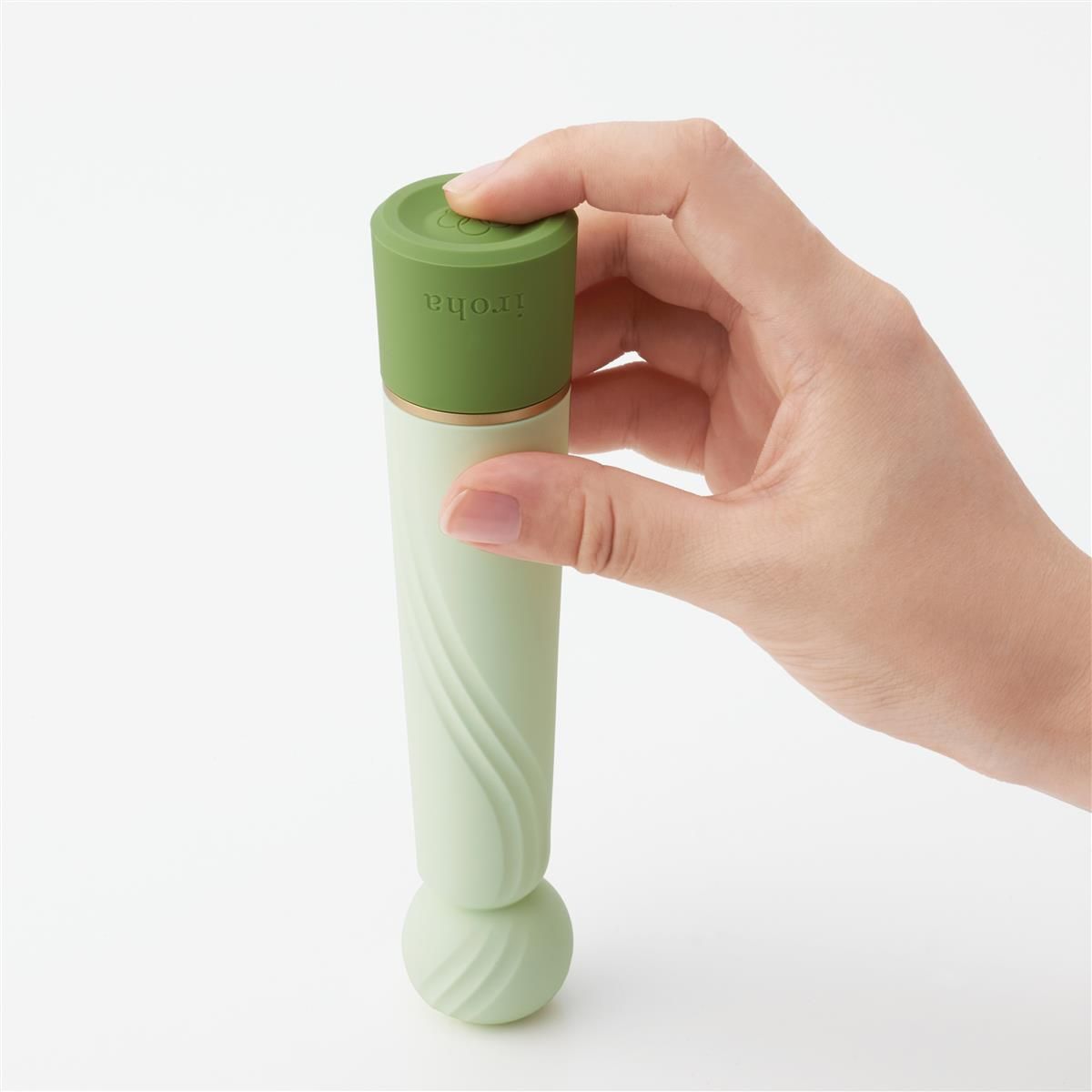 Vibrator mit abnehmbarem Kopf. Grüner Kopf, geriffelte Oberfläche. Grünes Unterteil, goldener Ring. Aufschrift "iroha".
