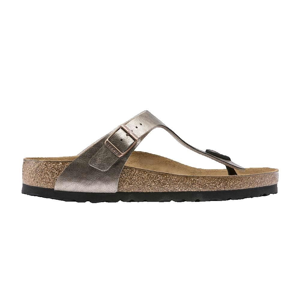 Sandalo Gizeh Taupe Irise. Plantare in sughero, cinturino con fibbia. Marchio Birkenstock.