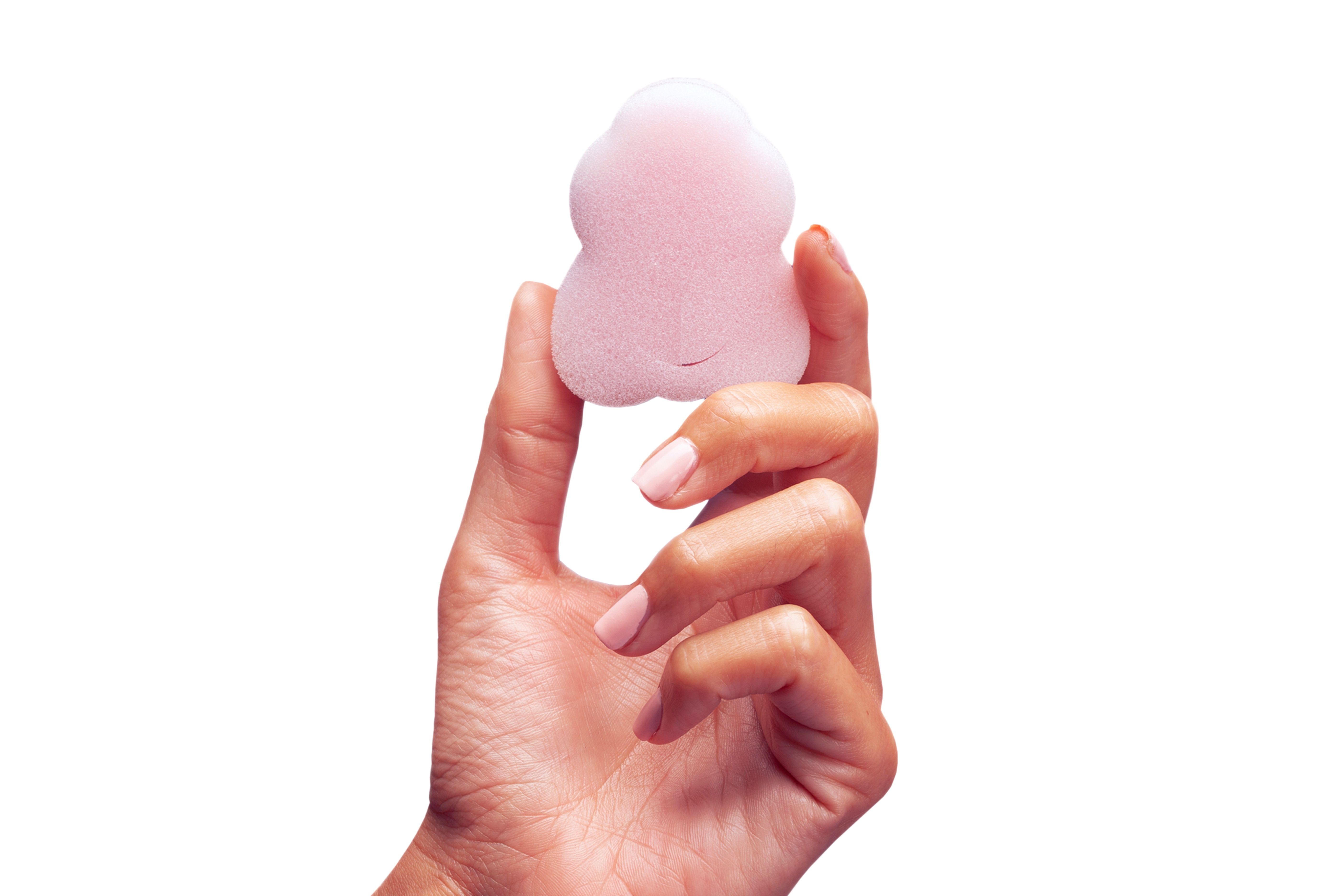 Hand hält einen rosa Tampon. Der Hintergrund ist weiß.